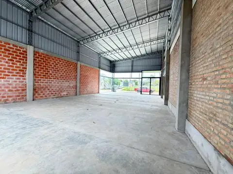 Amplio salón comercial, depósito.