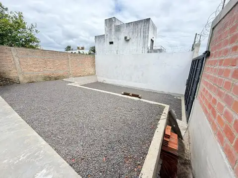 Amplio salón comercial, depósito.