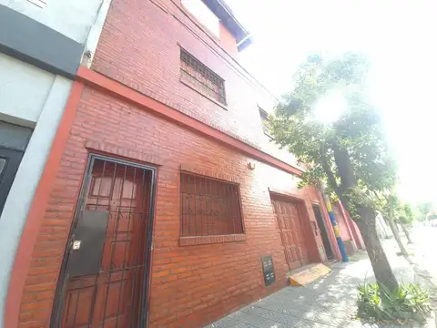 VENTA CASA 3 DORMITORIOS, COCHERA Y QUINCHO. 