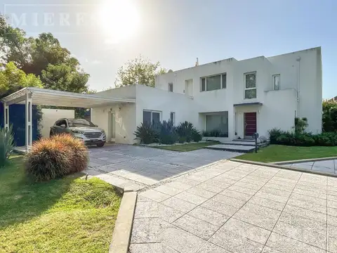 Casa en venta estilo racionalista en Mayling Club de Campo
