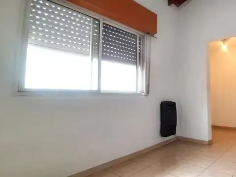 AMPLIO 3 AMBIENTES CON COCHERA Y PATIO