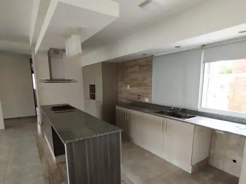 Casa en Alquiler con 3 cocheras