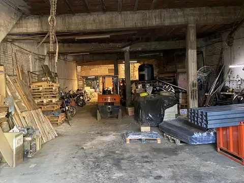 Galpón con vivienda – 598 m² cubiertos sobre lote de 688 m² – Ideal actividad industrial – Barrio Nuestra Señora de la Guardia