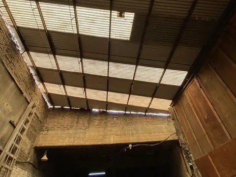 Galpón con vivienda – 598 m² cubiertos sobre lote de 688 m² – Ideal actividad industrial – Barrio Nuestra Señora de la Guardia