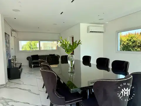 Casa en Venta con 2 cocheras