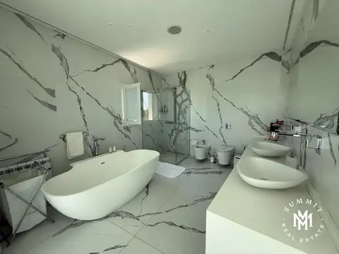 Casa 4 ambientes con 5 baños