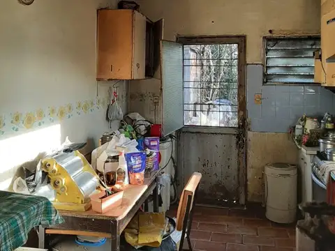 VENTA - CASA PH DE 3 AMBIENTES AL CONTRAFRENTE SE ENCUENTRA  A RECICLAR - MORON SUR