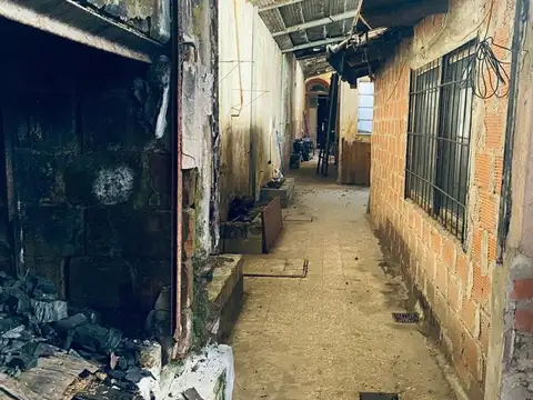 Venta Casa a Reciclar s/ lote amplio en Barracas