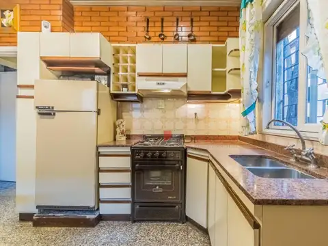 Casa en Alquiler con 3 cocheras