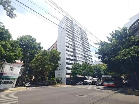 Dos ambientes en alquiler luminoso. Con lavadero.