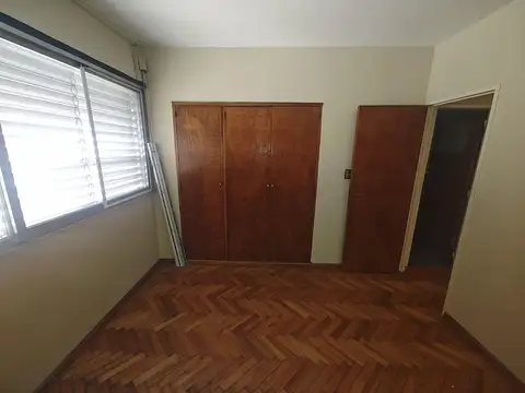 Dos ambientes en alquiler luminoso. Con lavadero.