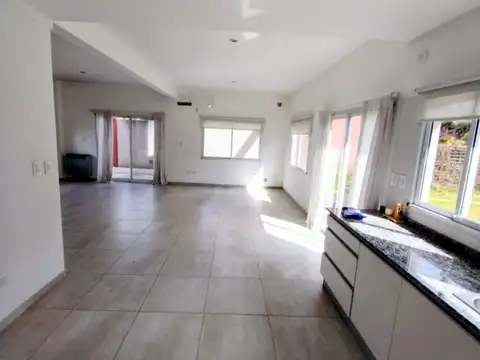 Casa en Alquiler con 2 cocheras