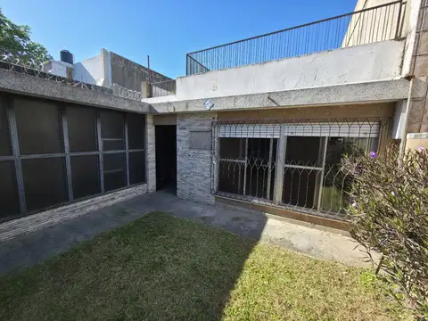 Casa de 3 dormitorios con patio en venta - Jorge Cura- Permuta