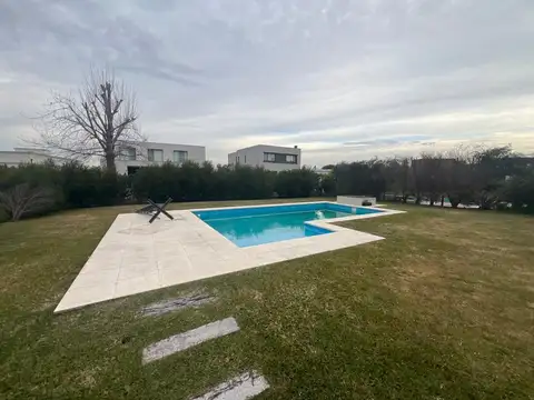 Casa en Venta - 3 dormitorios - USD 525.000