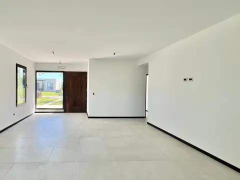 Casa en Venta con 3 cocheras
