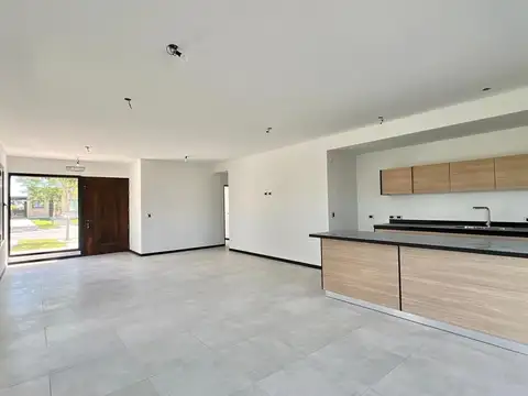 Casa 4 ambientes con 2 baños