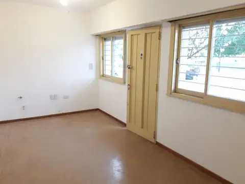 PH con excelente ubicacion frente a Plaza Sarmiento