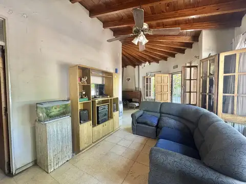 Casa en venta en Dorrego, Guaymallén, 4 dormitorios, patio y cochera