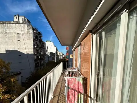 Vendo en Almagro. Amplio Departamento de 4 Ambientes con Balcón