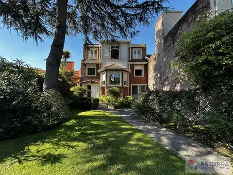 Casa 10 ambientes con 3 baños