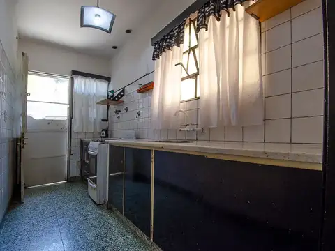 Casa 8 ambientes con 2 baños