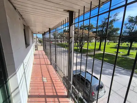 Casa 8 ambientes con 4 baños