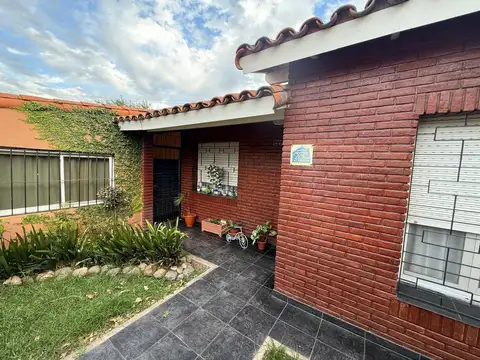 CASA EN VENTA CON DEPARTAMENTO EN EL FONDO.