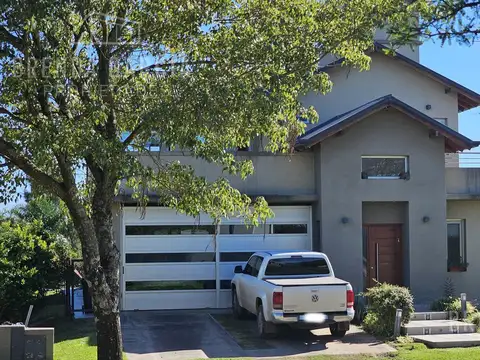 Casa En dos Plantas En Venta En Colon Entre Ríos.   