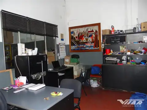 Muy buen Galpon de 400m2 en 2 plantas, zona industrial a 1 cuadra de Av. Laprida.