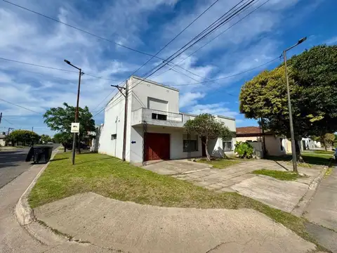 Casa en venta - 3 Dormitorios 2 Baños - 209mts2 - Chivilcoy