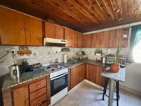 Casa 6 ambientes con 2 baños