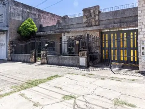 CASA DE 3 DORMITORIOS,COCHERA y PATIO  BARRIO INDUSTRIAL