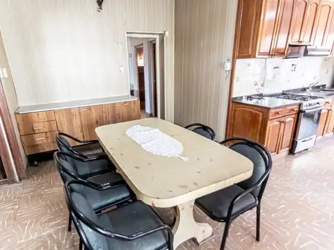 Casa 9 ambientes con 2 baños