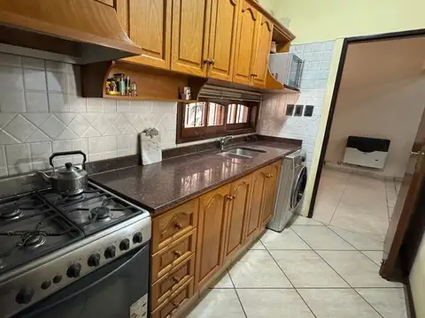 Casa 6 ambientes con 2 baños