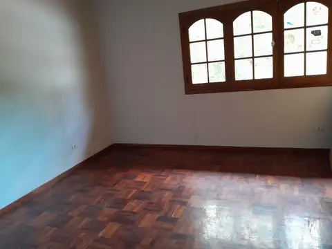 Casa en Alquiler con 2 cocheras