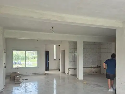 Casa 4 ambientes con 2 baños