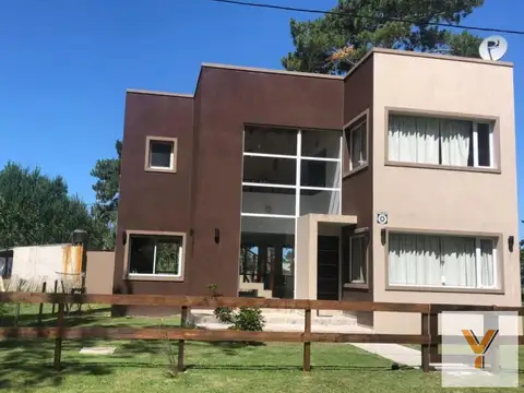Casa en venta - 4 dormitorios 3 baños - 900ms2 - Costa Del Este