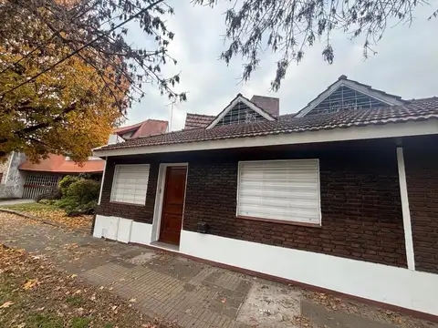 Casa en alquiler sobre Av espora Adrogué con cochera