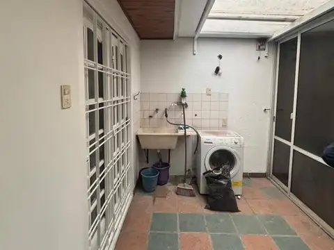 Casa en alquiler sobre Av espora Adrogué con cochera