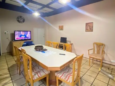 OPORTUNIDAD Casa 5 ambientes con cochera en VENTA Banfield
