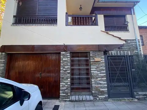 OPORTUNIDAD Casa 5 ambientes con cochera en VENTA Banfield