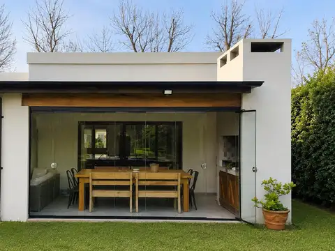 Casa 4 Ambientes con pisicna - Barrio Santa Guadalupe