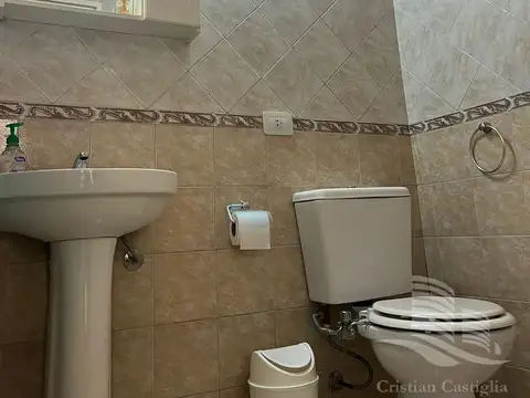 Casa 6 ambientes con 4 baños