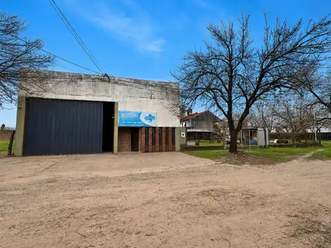Galpón amplio - ideal para taller o mecánica