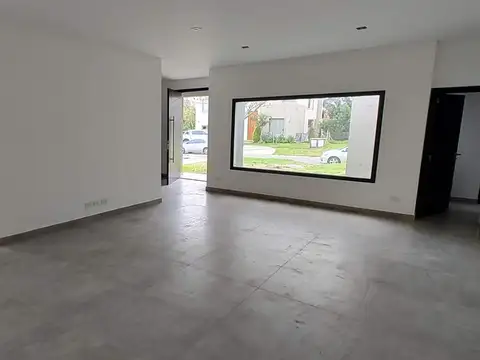 Casa en Venta con 4 cocheras