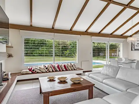 Casa en Alquiler con 1 cochera