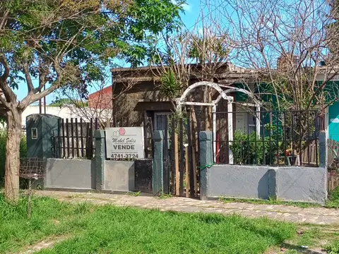 CASA A REFACCIONAR ZONA INMEJORABLE SOBRE CALLE CAMACUA 