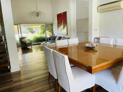 Casa 5 ambientes con 3 baños
