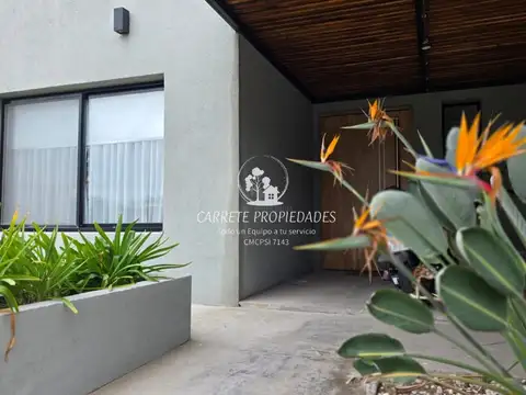 Casa en venta Moderna con pileta y fondo a verde. Barrio Santa Lucia. Pilar 100