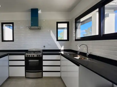 Casa 4 ambientes con 2 baños